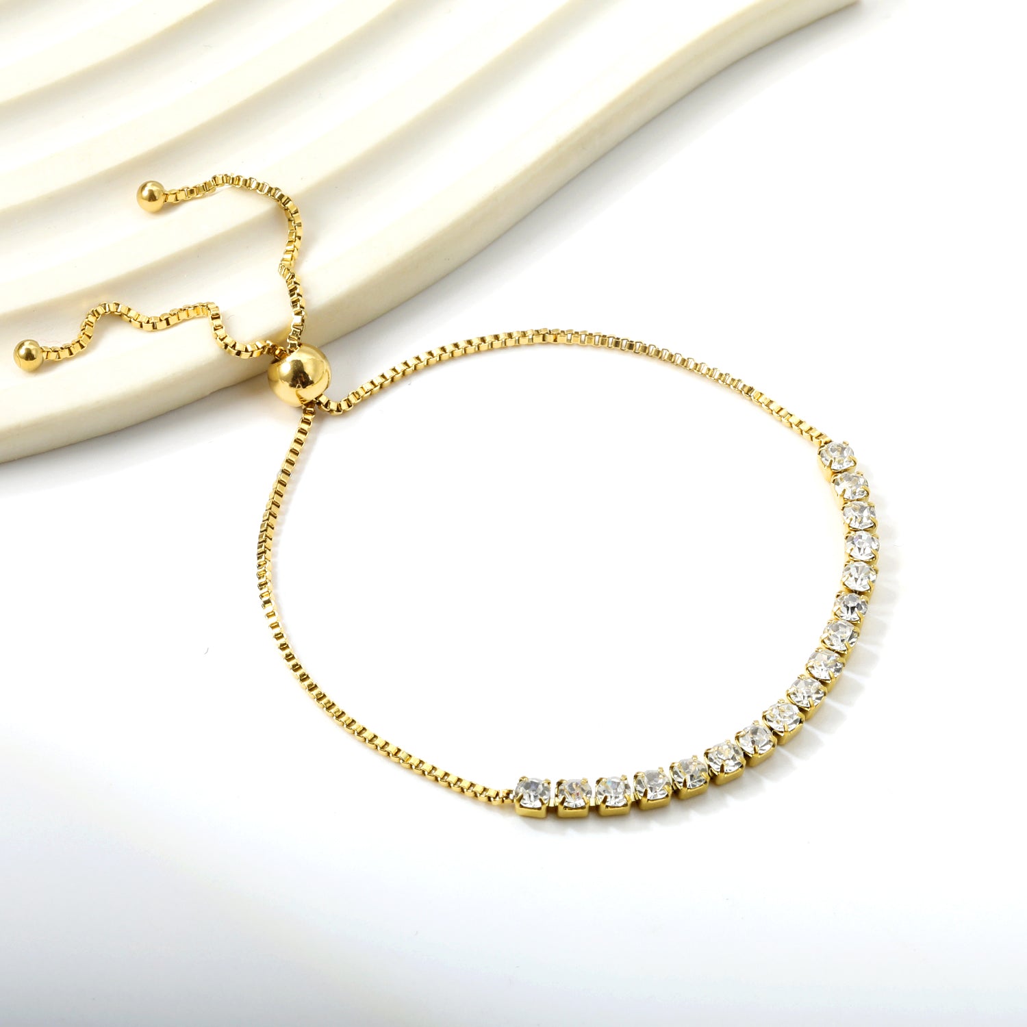 Elegante gouden armband met edelstenen