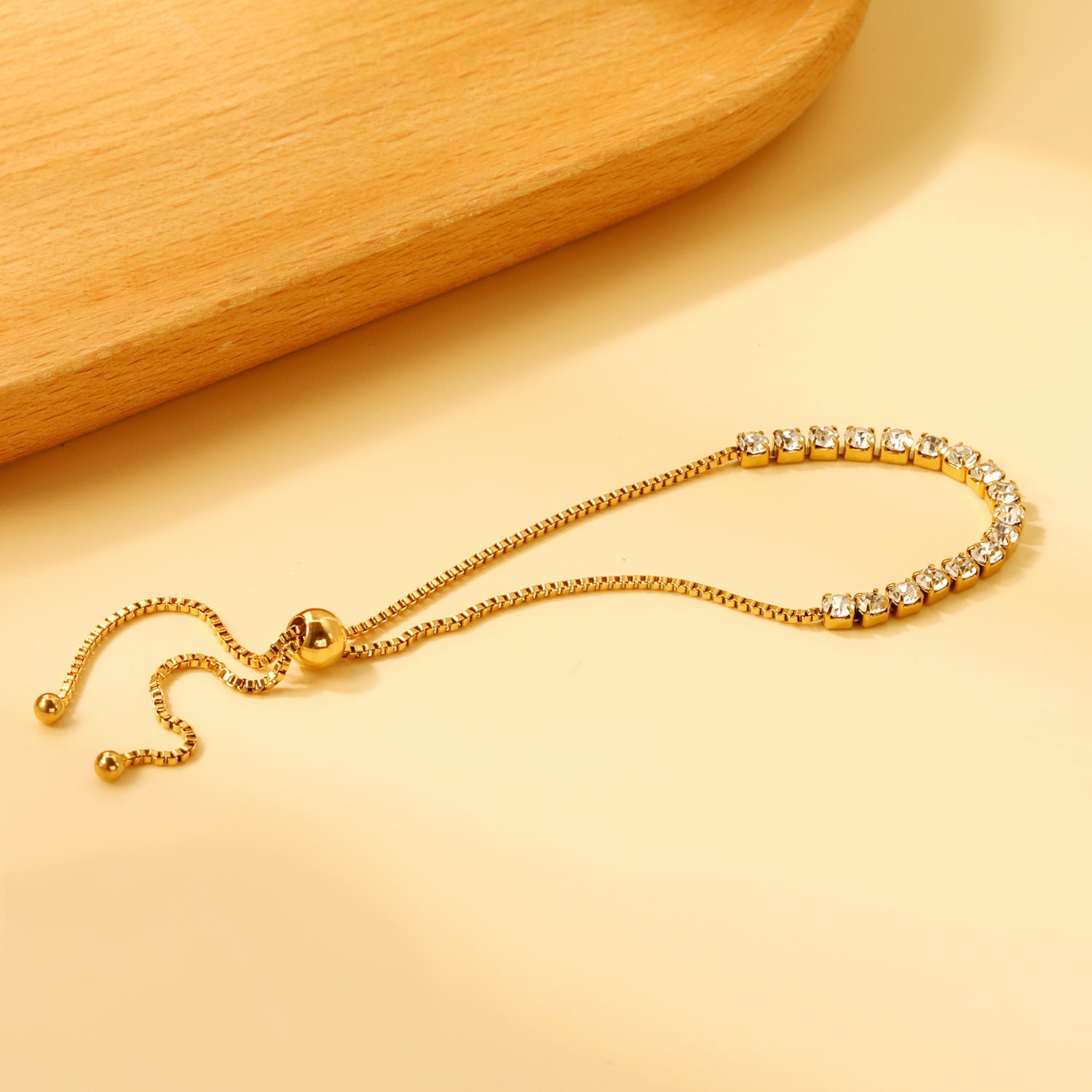 Elegante gouden armband met edelstenen