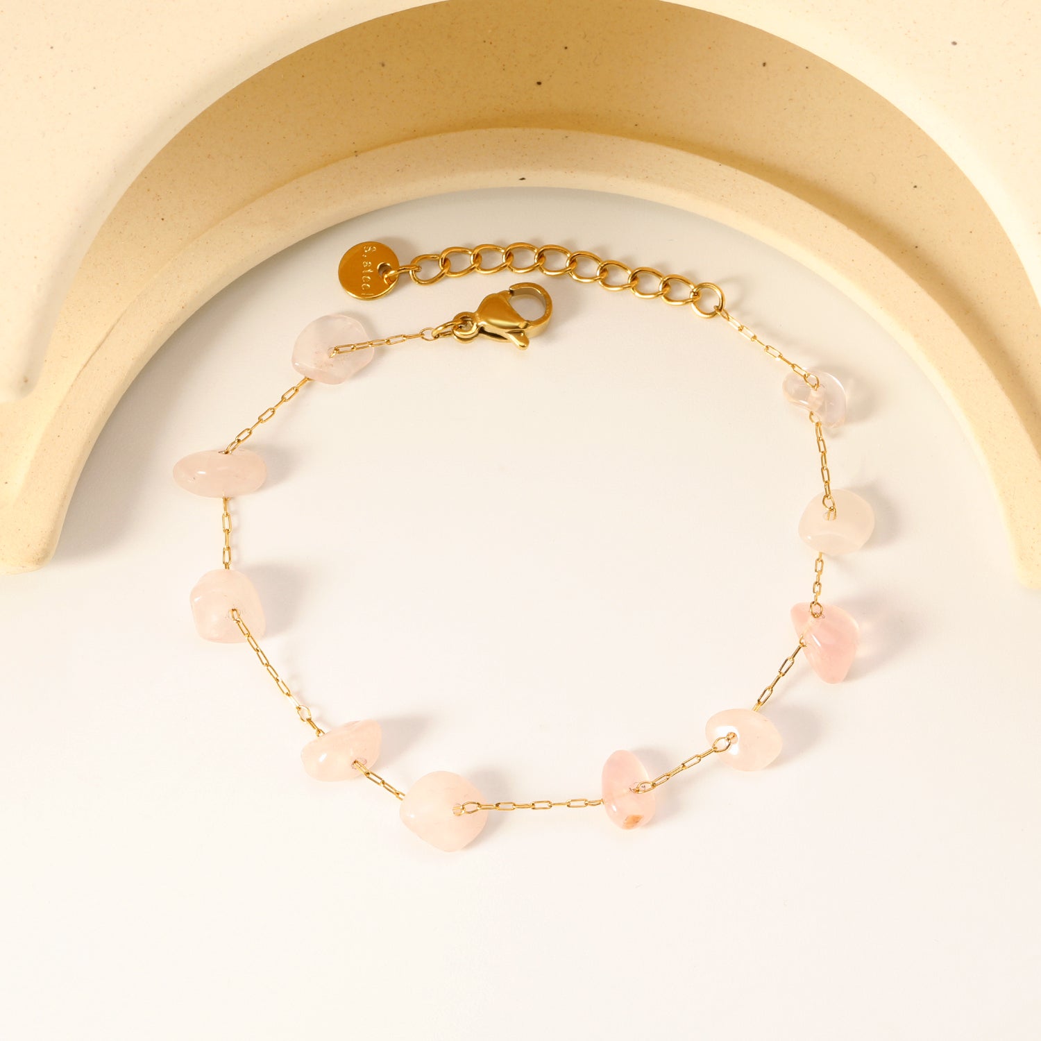 Elegante gouden armband met edelstenen