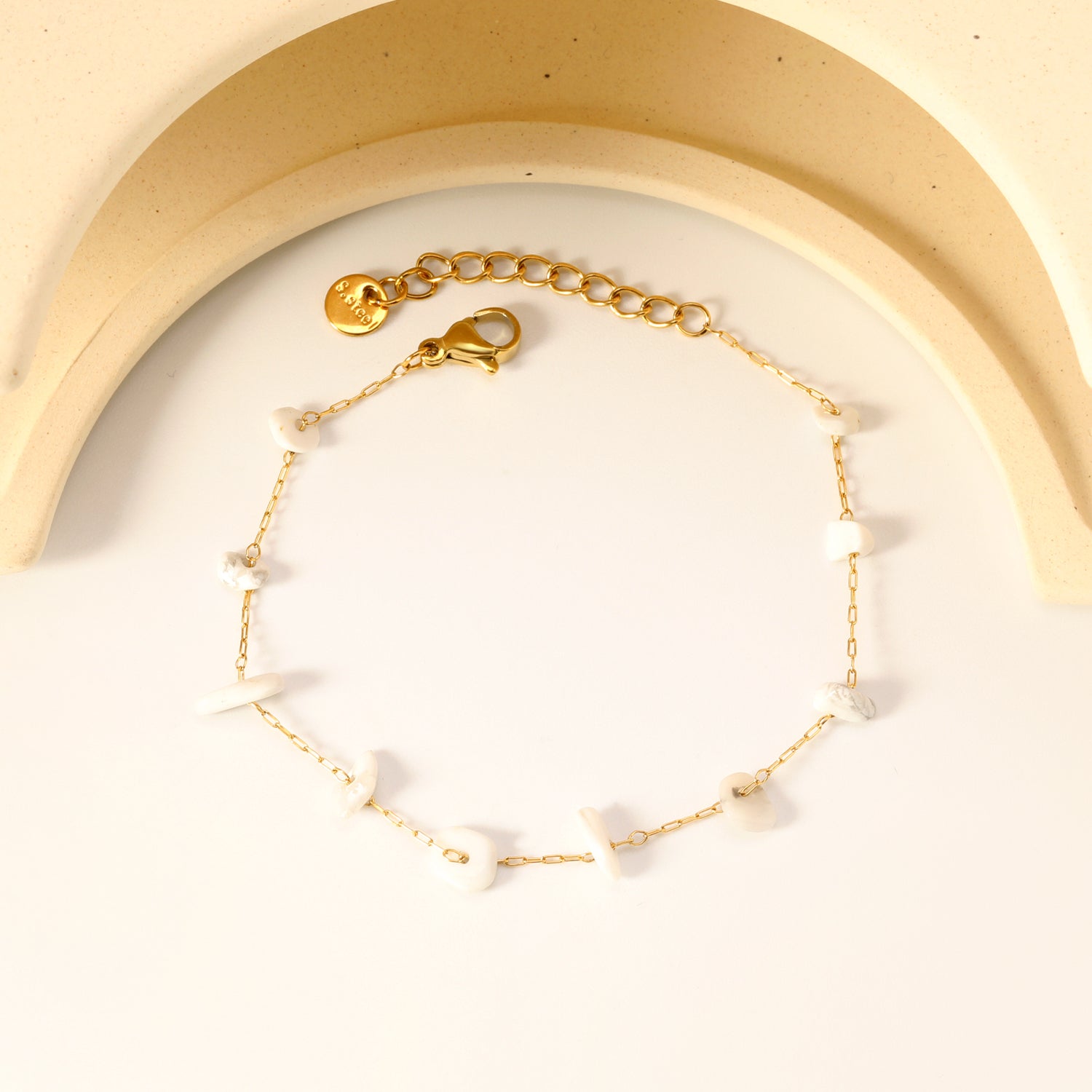 Elegante gouden armband met edelstenen