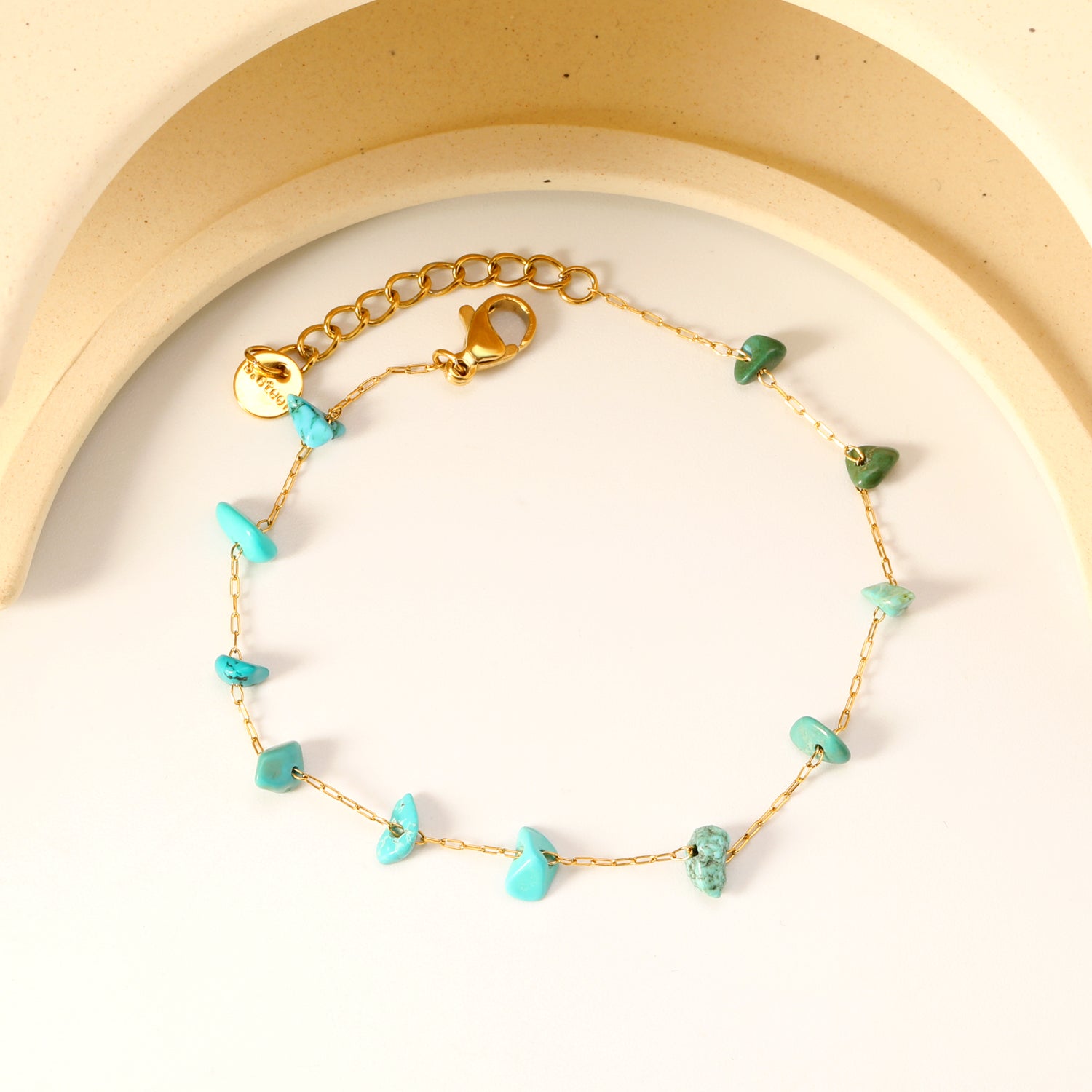 Elegante gouden armband met edelstenen