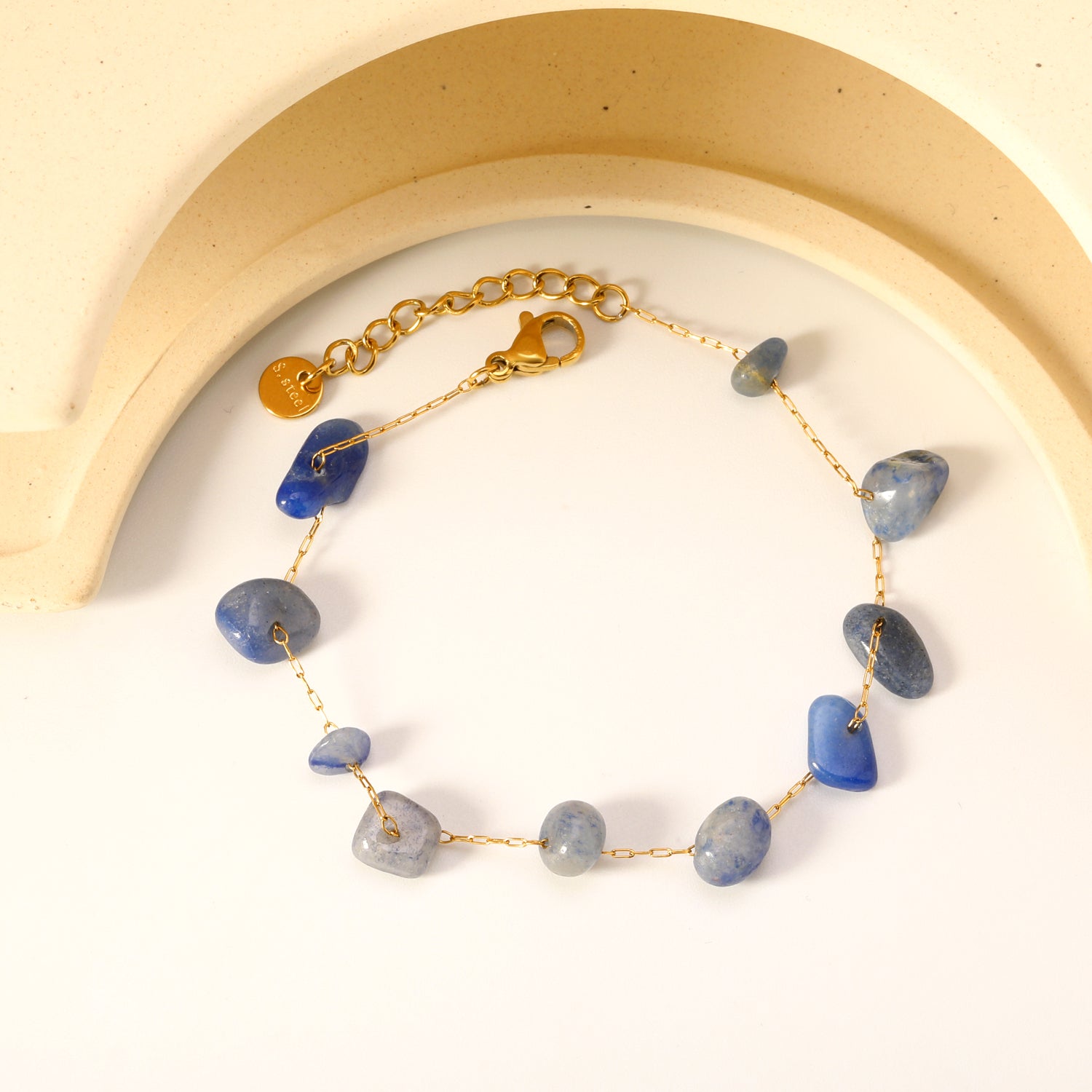 Elegante gouden armband met edelstenen