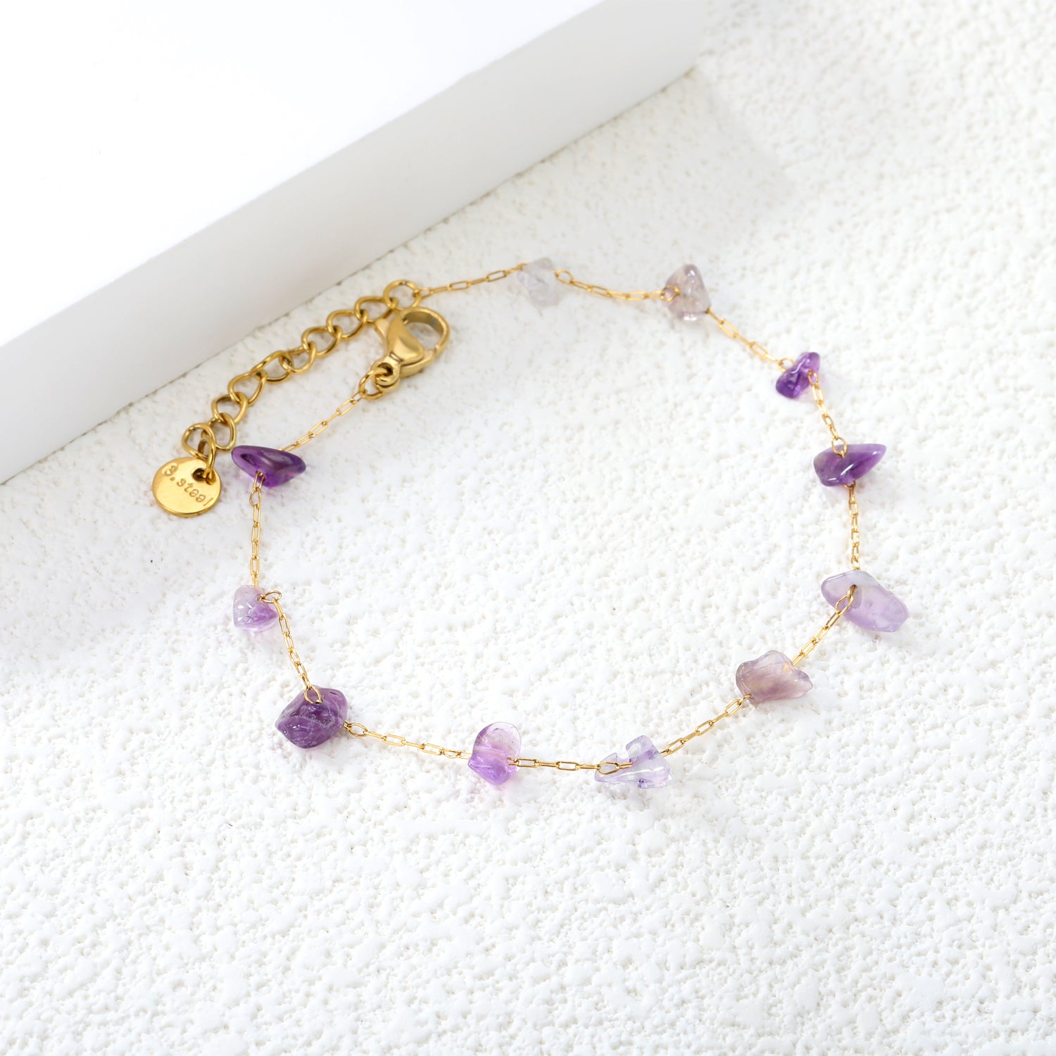 Elegante gouden armband met edelstenen