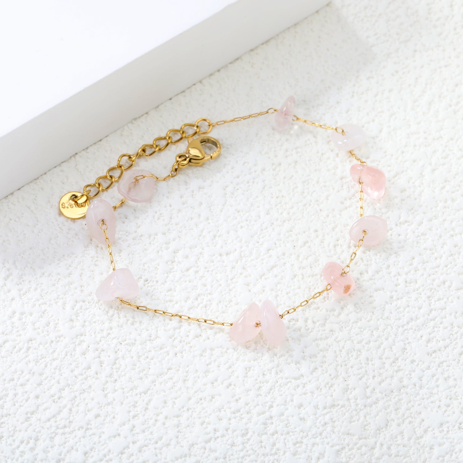 Elegante gouden armband met edelstenen