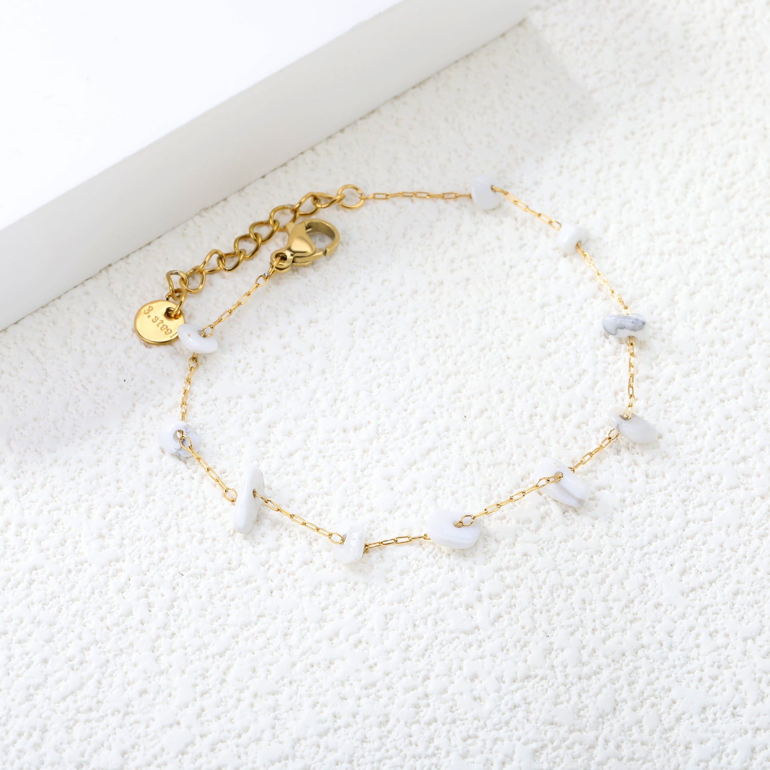 Elegante gouden armband met edelstenen