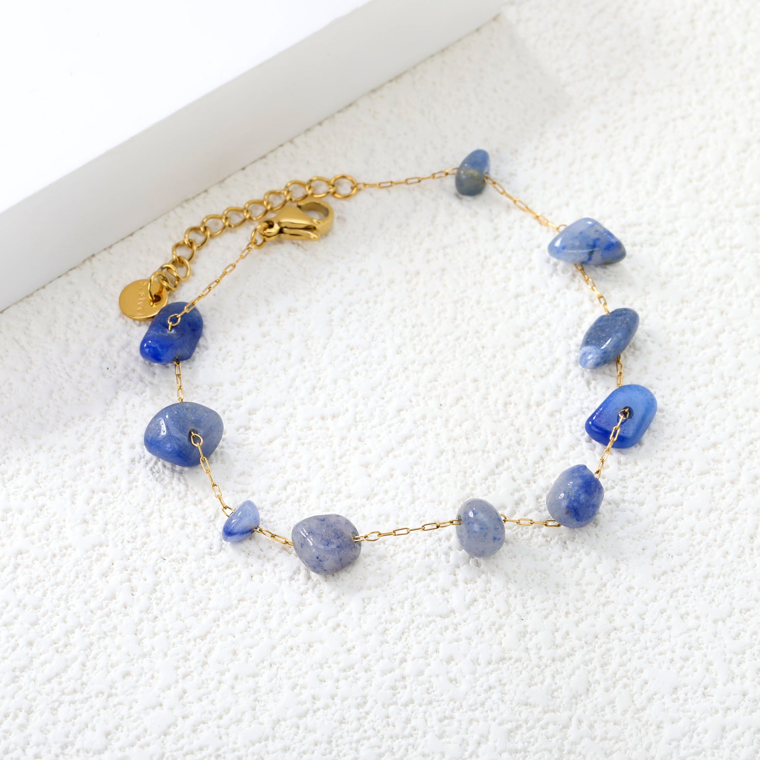 Elegante gouden armband met edelstenen
