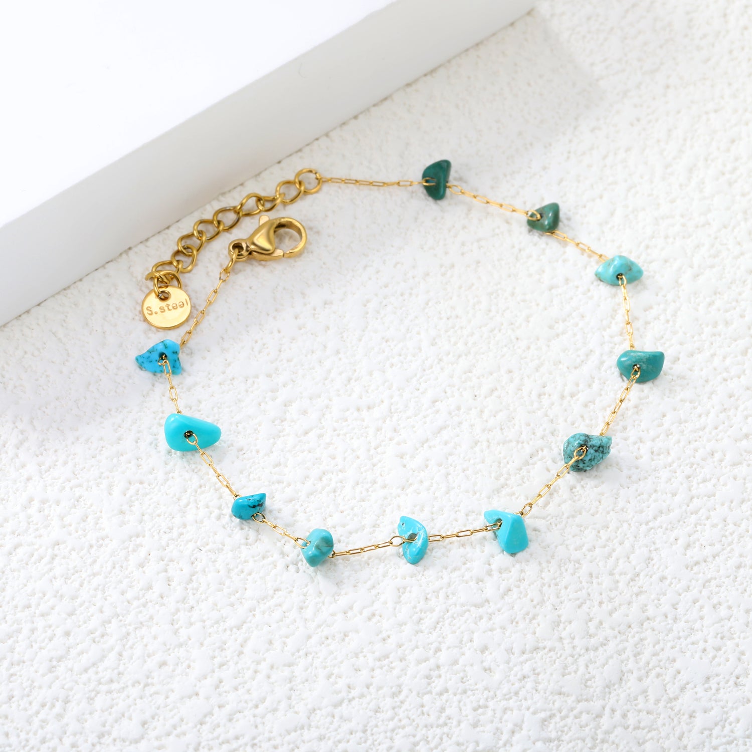 Elegante gouden armband met edelstenen
